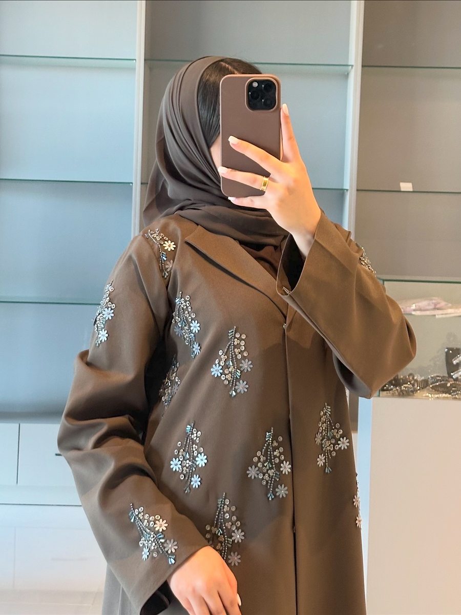 عباية بنية مطرزة