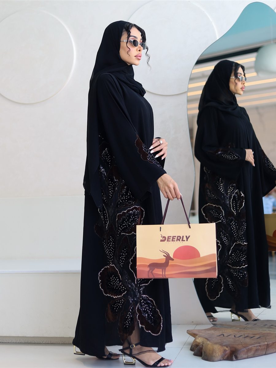 عباية الزهور الحمراء